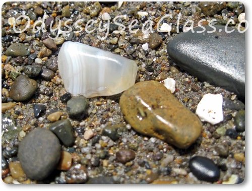 Collecting agate rocks. Why the fascination. Places where agates are easily found. Agates and beach glass, companions on the shore...